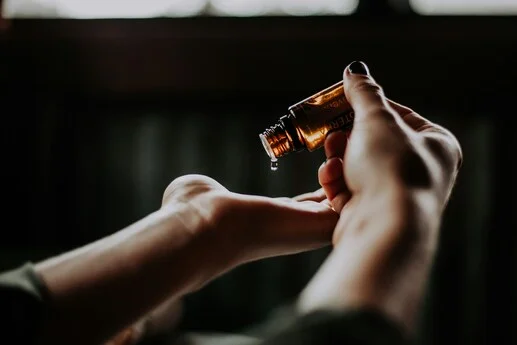 Bien-être des parents d’ados en phobie scolaire : massage et temps de pause Une personne reçoit un massage relaxant, illustrant les partenariats bien-être proposés par Cap Toi M’aime pour soutenir les parents d’adolescents confrontés à la phobie scolaire ou au refus scolaire anxieux.