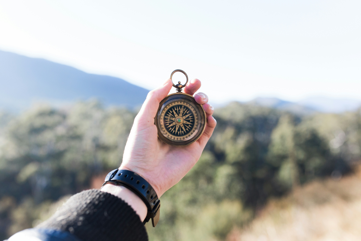Boussole pour trouver sa direction Une main tendue montrant une boussole. Elle symbolise l'aide et l'orientation offerte par le quick coaching pour les jeunes en phobie scolaire.