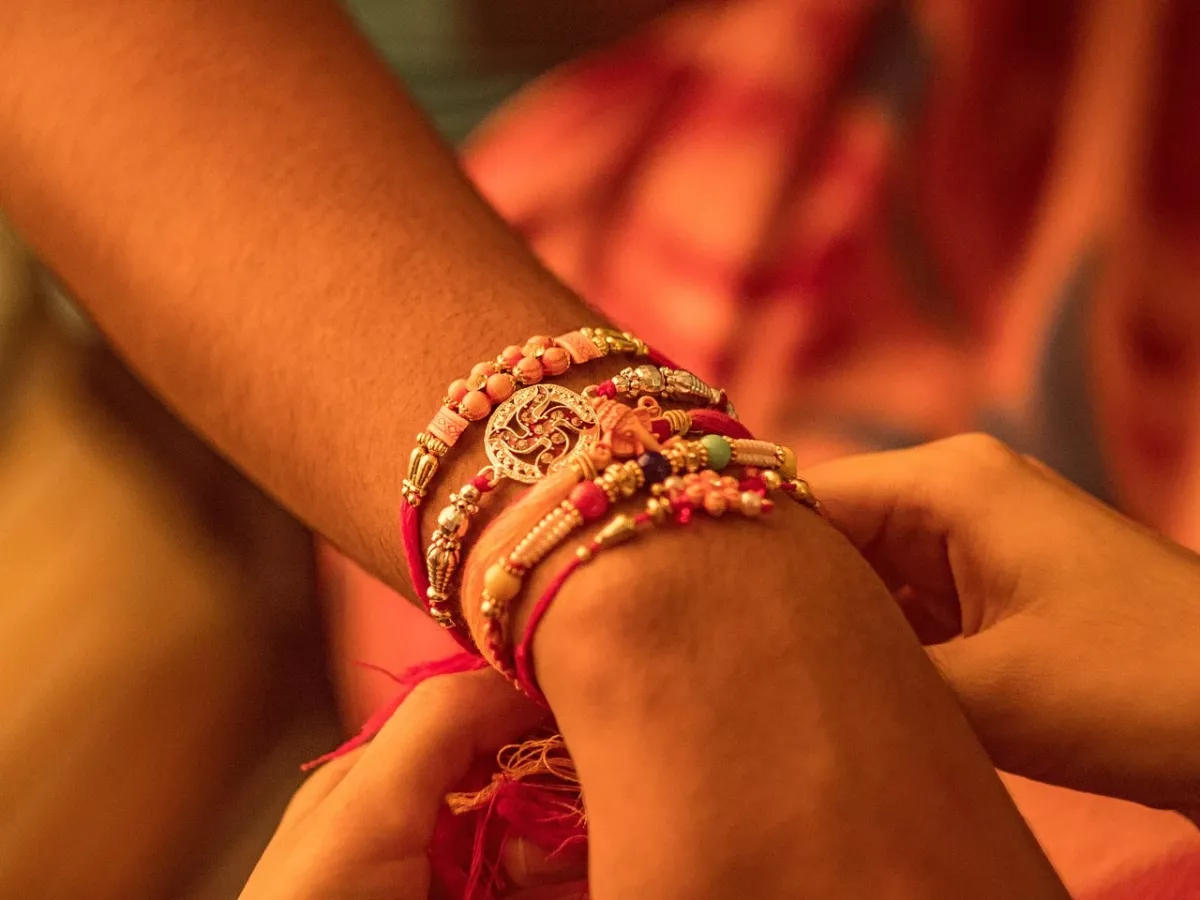 Bracelet pour adolescents Bras d'un jeune adolescent avec des bracelets, symbolisant ses centres d'intérêt et son identité. Un point de départ pour l’accompagnement contre la phobie scolaire.