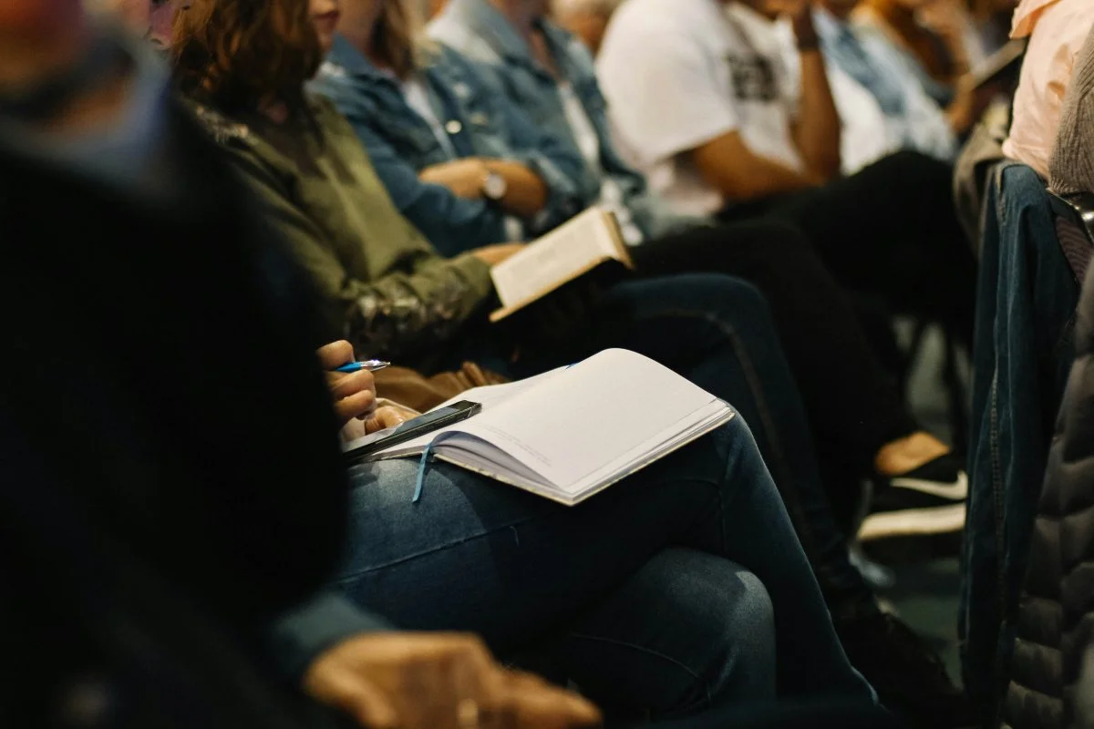Partage et soutien entre adolescents Boîte à outils : Cinq adolescentes souriantes discutant en groupe, symbolisant l'entraide et les échanges lors des ateliers pour le soutien aux jeunes et parents face à la phobie scolaire.