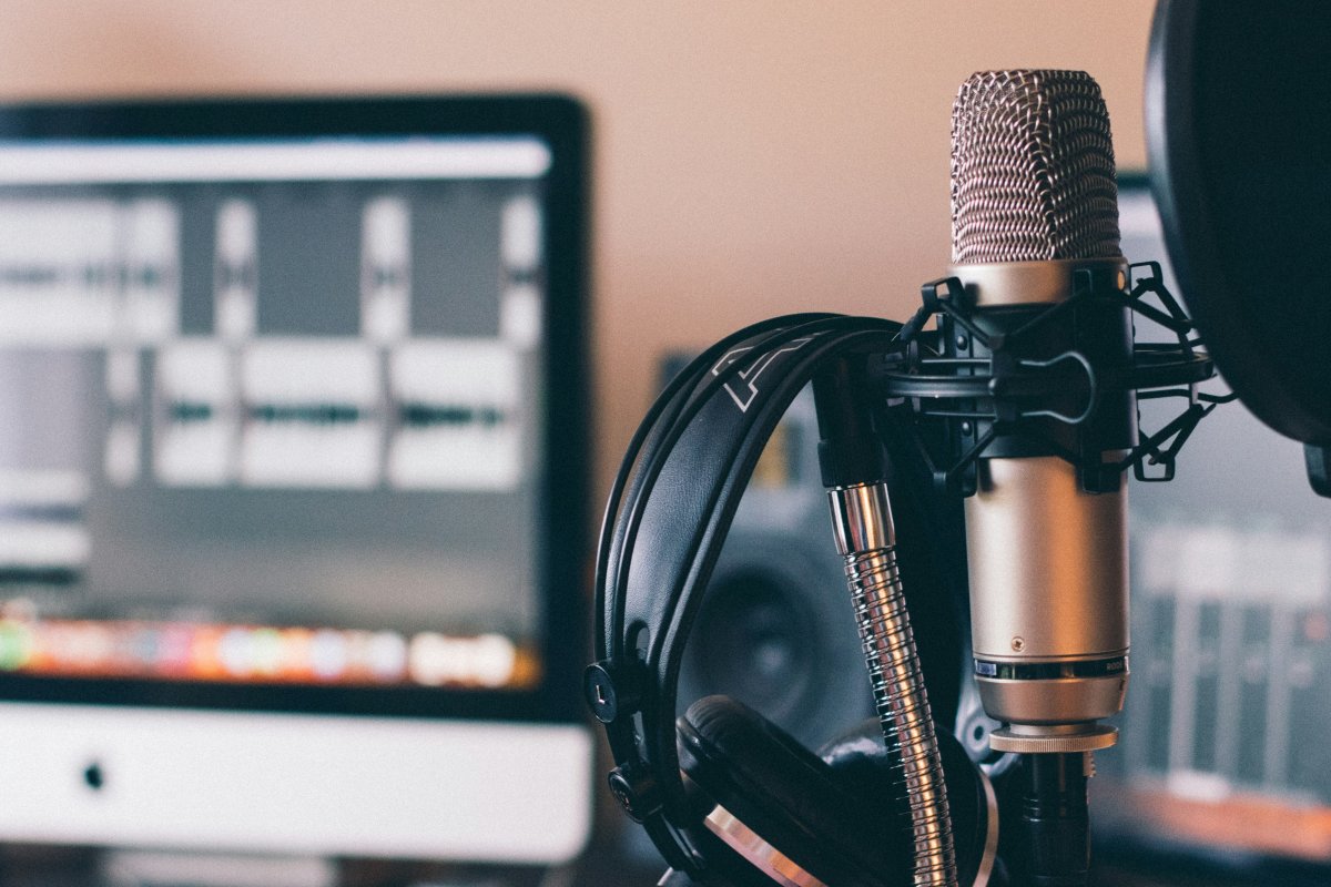 Écouter le podcast Cap Toi M'aime Un micro et un casque sur une table, avec un écran de montage sonore en arrière-plan. Cette image illustre le podcast de Cap Toi M’aime, qui propose des témoignages inspirants pour jeunes et parents sur le refus scolaire.