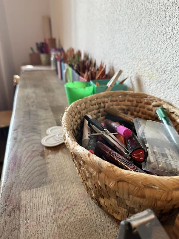 Crayons et matériel créatif – Présentation du programme d’accompagnement des jeunes en phobie et refus scolaire à Genève Crayons et stylos de couleur disposés sur une table en bois, illustrant la créativité, les apprentissages et le parcours proposé par l’association Cap Toi M’aime. L’image renvoie au téléchargement du document de présentation complet du programme d’accompagnement des jeunes en phobie scolaire et refus scolaire à Genève