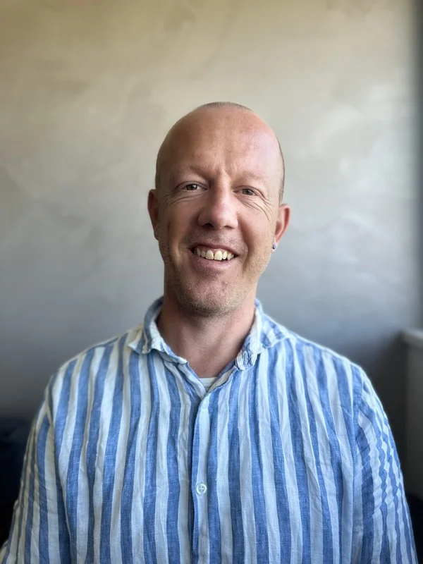 Portrait professionnel d’Arnaud Eugster, thérapeute en kinésiologie diplômé fédéral et formateur à Genève. Spécialisé dans l’accompagnement des dépendances, il est aussi membre du comité de l’association Cap Toi M’aime, où il met son expertise au service des jeunes et de leurs familles.