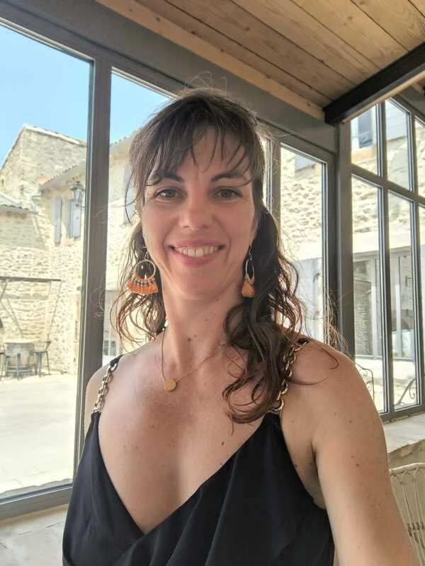 Portrait d’Aurore, maîtresse d’enseignement spécialisée au CFPP de Genève. Forte d’un parcours en socio-sanitaire et d’une expérience dans l’accompagnement des jeunes à profils atypiques.