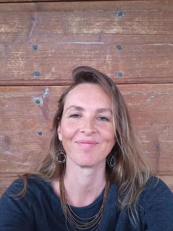 Portrait de Mathilde, bénévole terrain de l’association Cap Toi M’aime. Diplômée HES en design et ancienne libraire, engagée dans l’éducation inclusive.