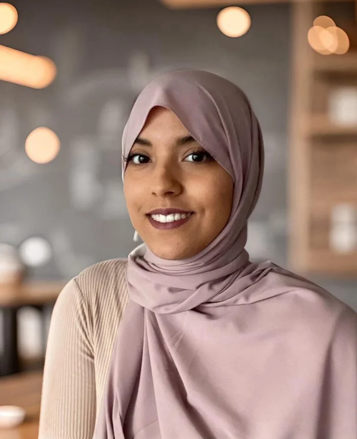 Portrait d’Inès, conseillère pédagogique de l’association Cap Toi M’aime à Genève. Chercheuse en sciences de l’éducation, investie dans le milieu associatif, elle accompagne les jeunes dans leur parcours éducatif en s’adaptant à leur rythme et en renforçant le lien entre terrain et institutions.