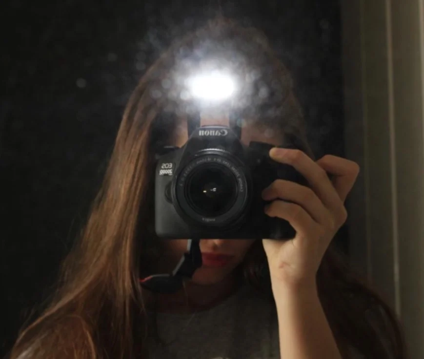 Autoportrait photo de Sophie, spécialiste du montage et de la vidéo pour le podcast Cap Toi M’aime, dédié au refus scolaire